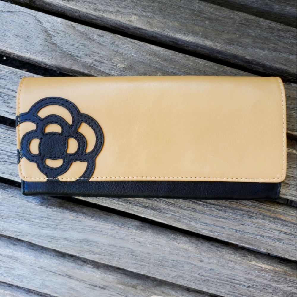 Clathas wallet Leather Beige/Black NWOT Quiet Luxery